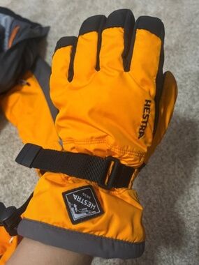 HESTRA GAUNTLET CZONE JR. GLOVES KIDS' Size 6  A warm, comfortable kids’ glove f